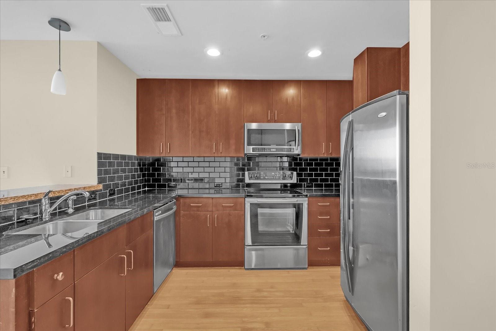 Image 5 of 22 For 155 Court Avenue 1613