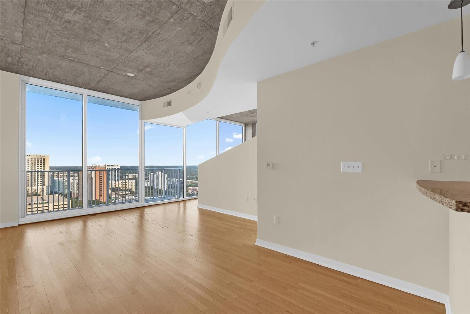 Image 7 of 22 For 155 Court Avenue 1613