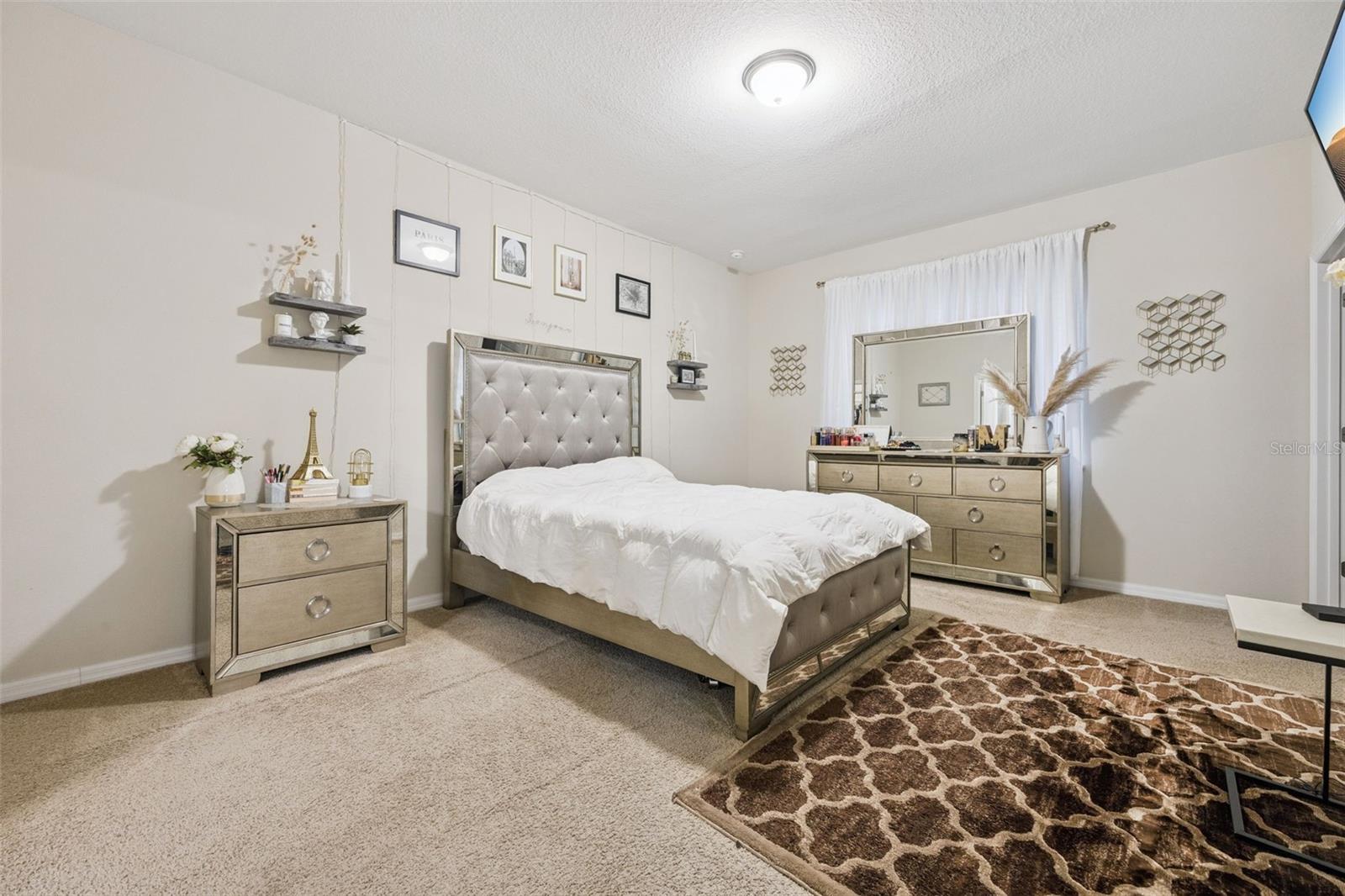 Image 17 of 56 For 653 Victoria Trails Boulevard