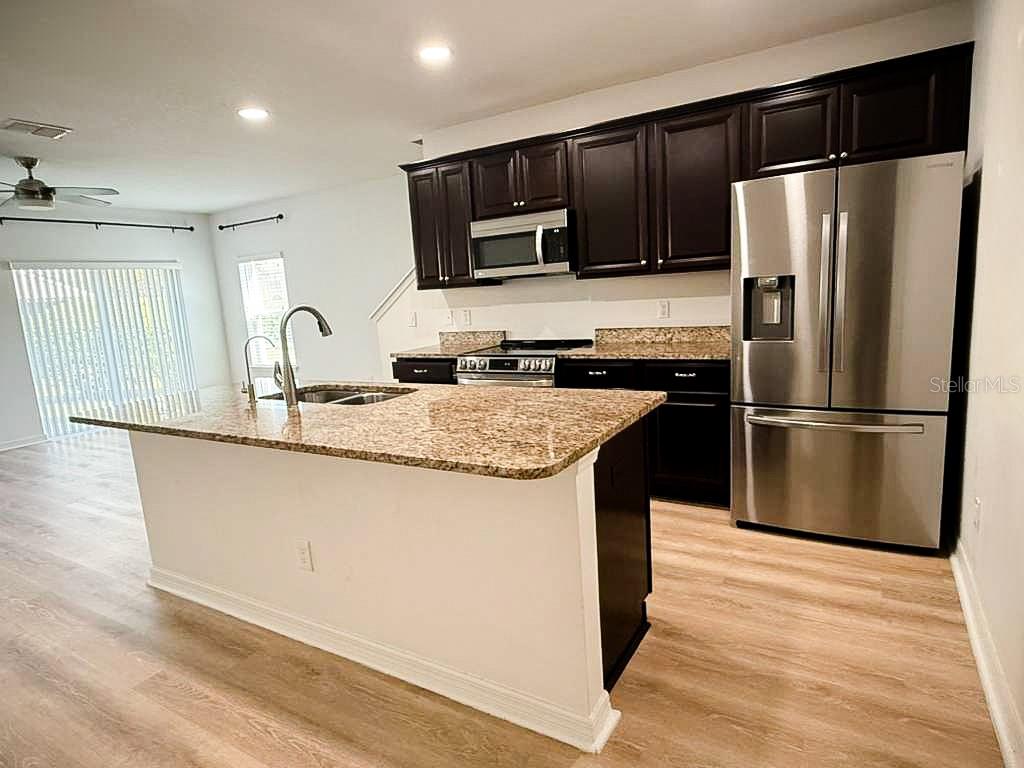 Listing photo id 15 for 600 Northern Way 901