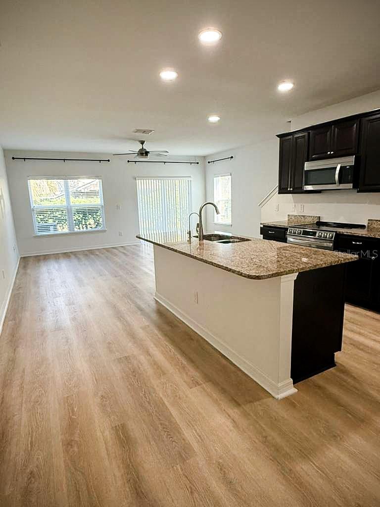 Listing photo id 16 for 600 Northern Way 901