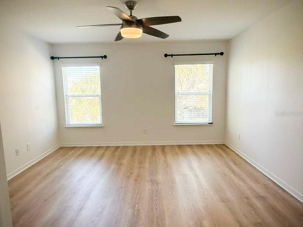 Listing photo id 24 for 600 Northern Way 901