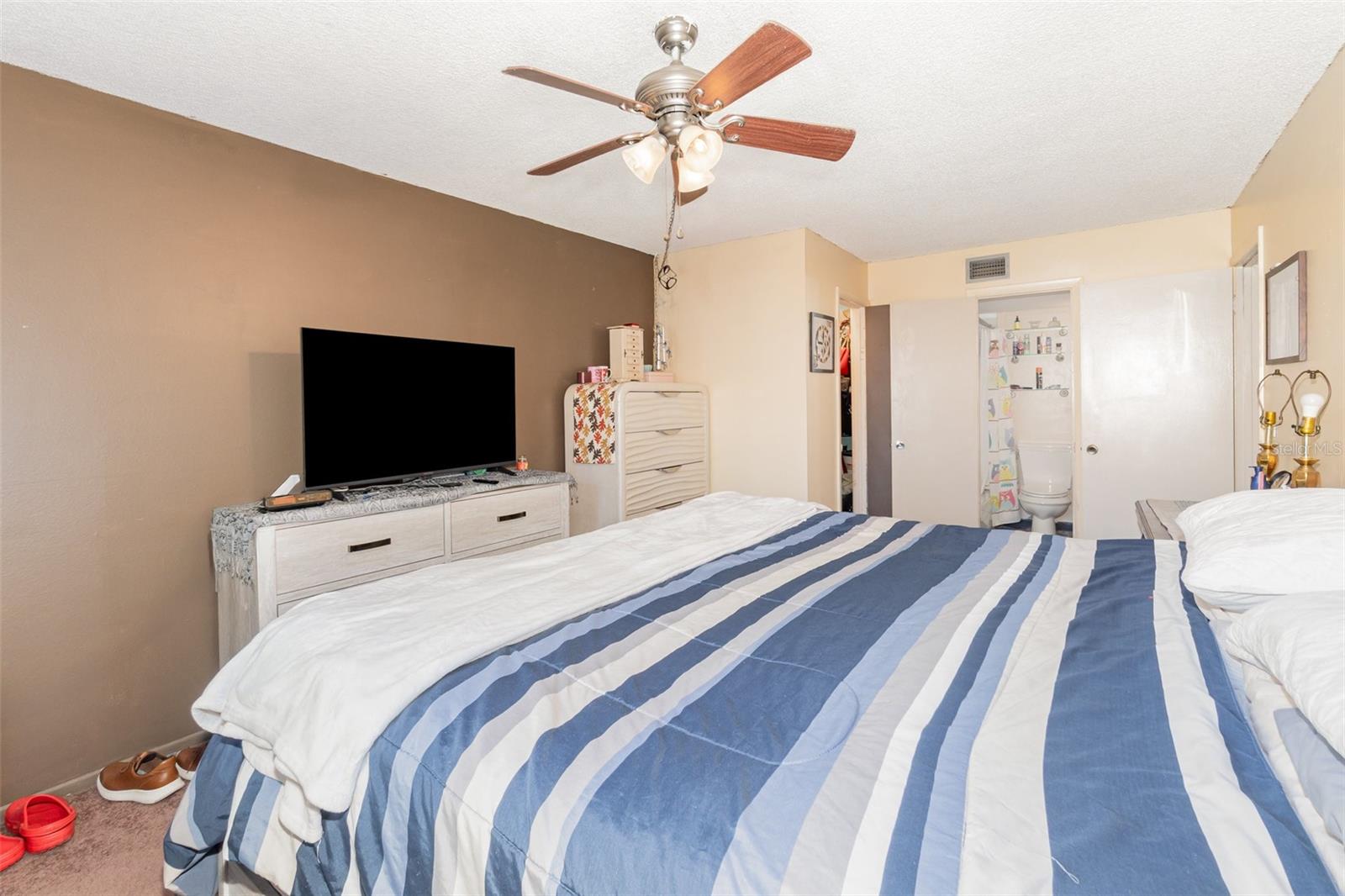 Image 11 of 26 For 6051 Village Circle Ge