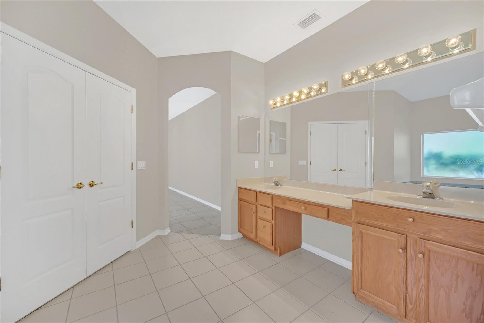 Image 23 of 45 For 10125 Foxhurst Court