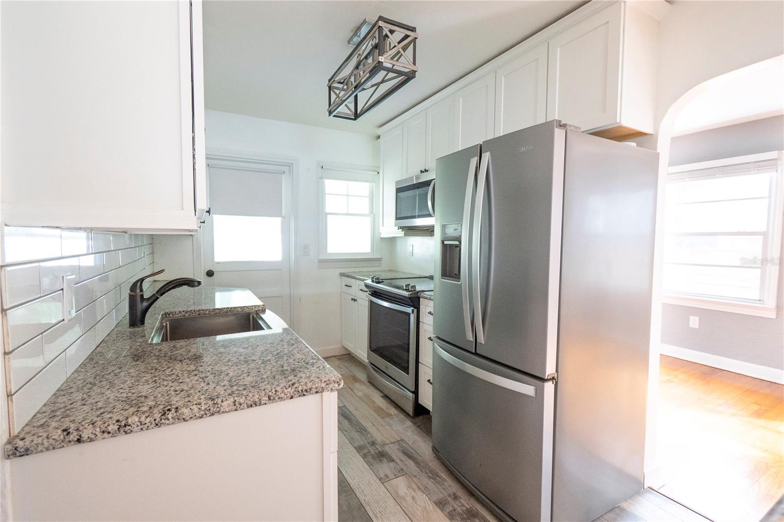 Image 7 of 23 For 921 La Salle Avenue