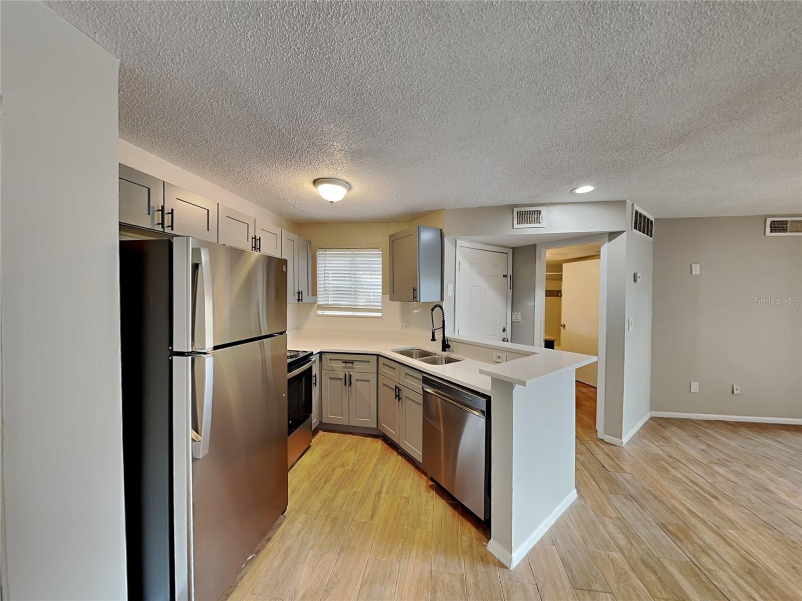 Image 2 of 10 For 1908 Lake Atriums Circle 7