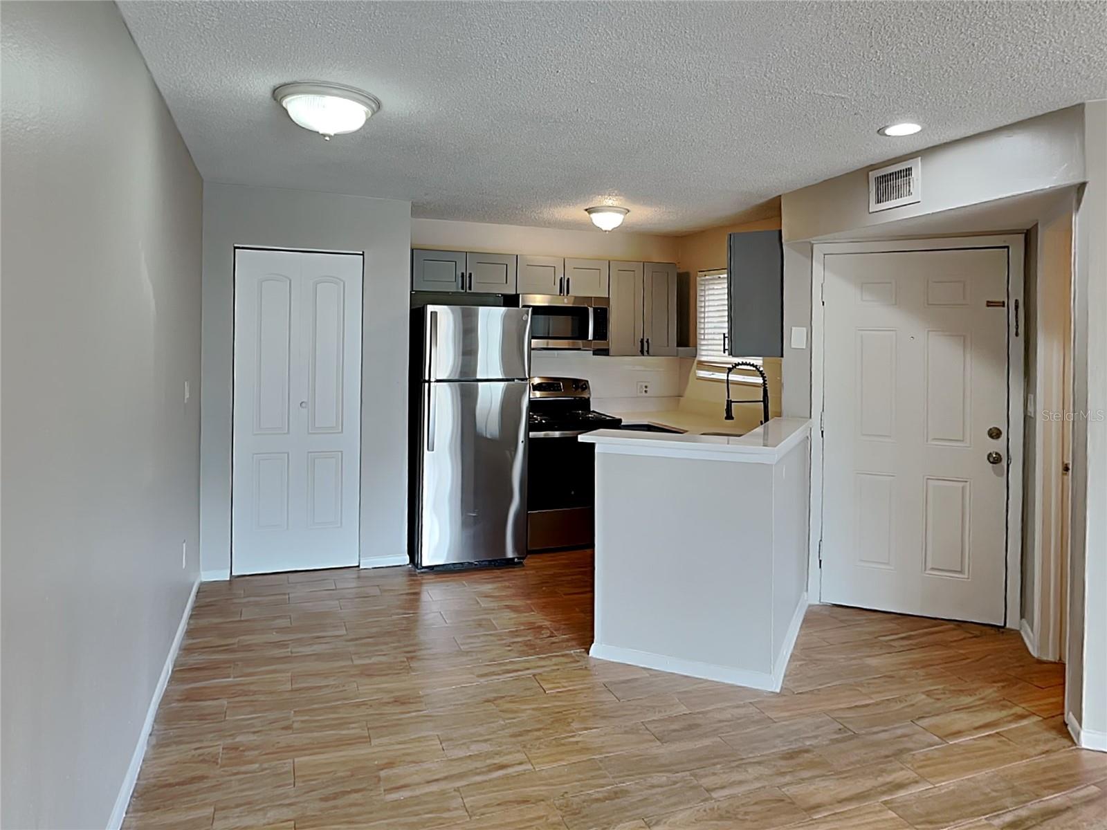 Image 3 of 10 For 1908 Lake Atriums Circle 7