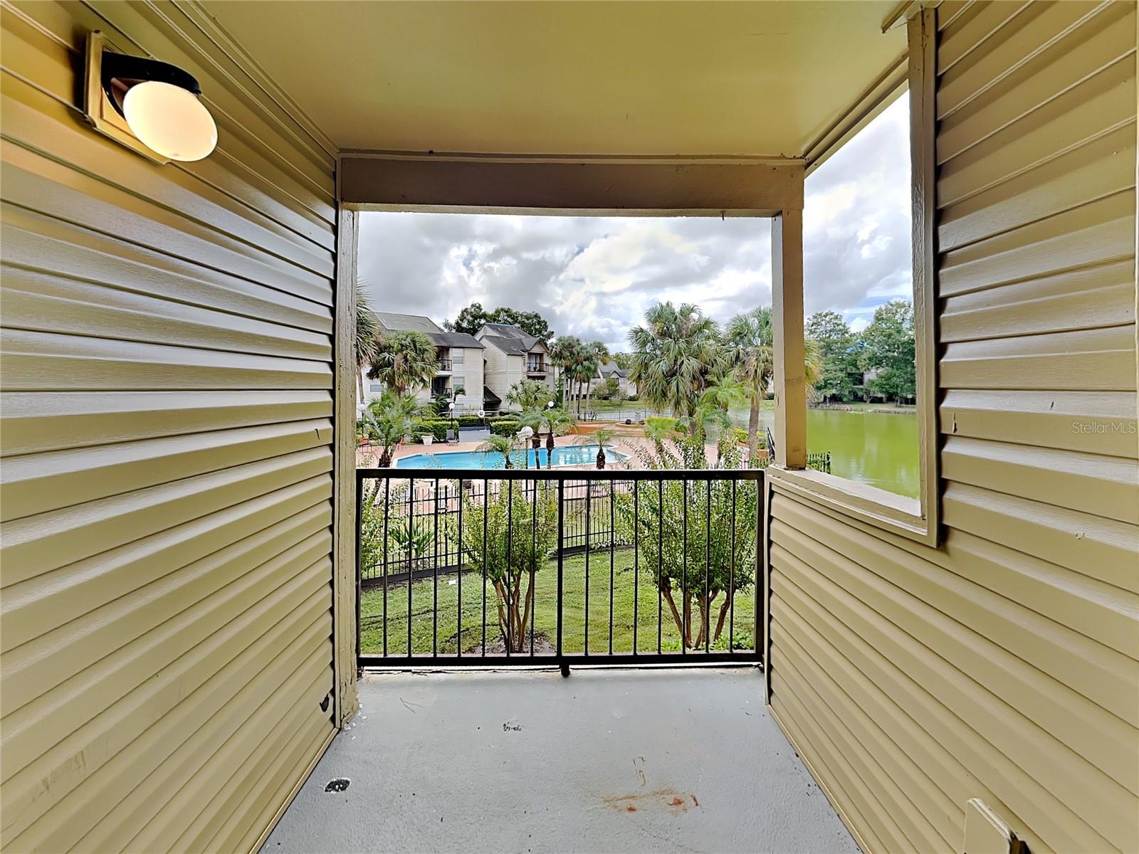 Image 9 of 10 For 1908 Lake Atriums Circle 7