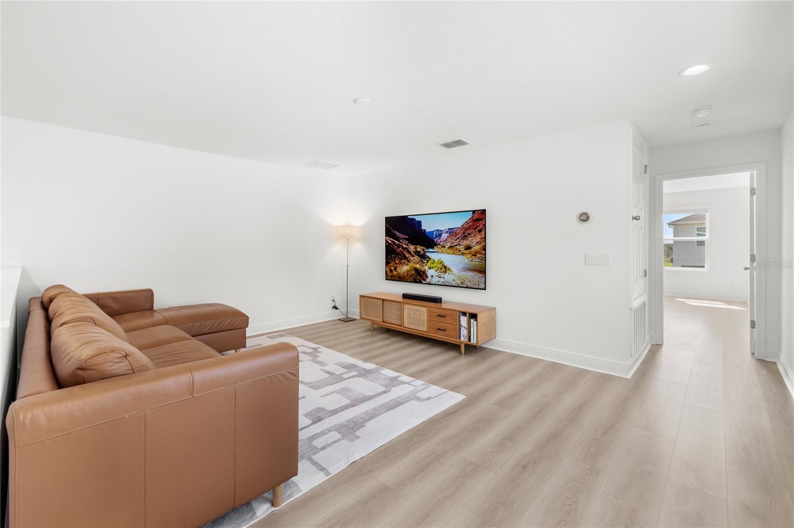 Image 19 of 47 For 14667 Erice Avenue