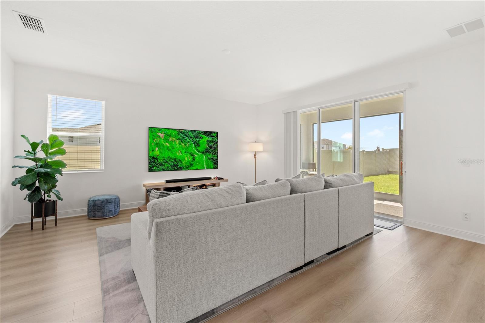 Image 3 of 47 For 14667 Erice Avenue