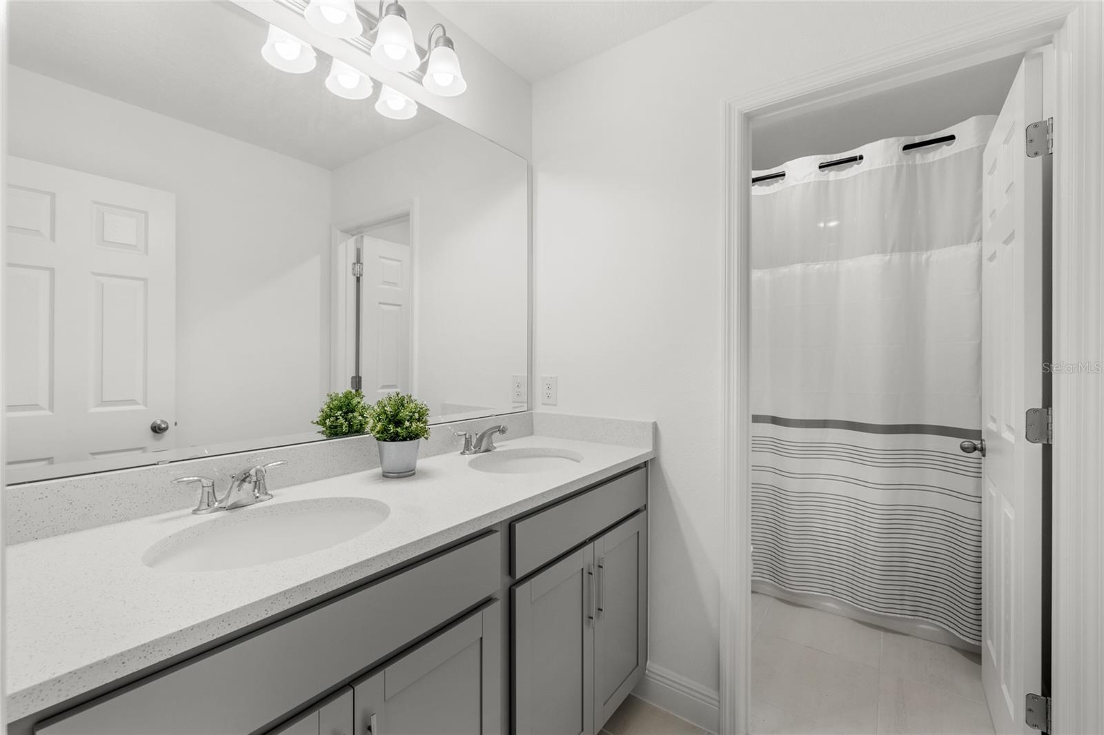 Image 31 of 47 For 14667 Erice Avenue