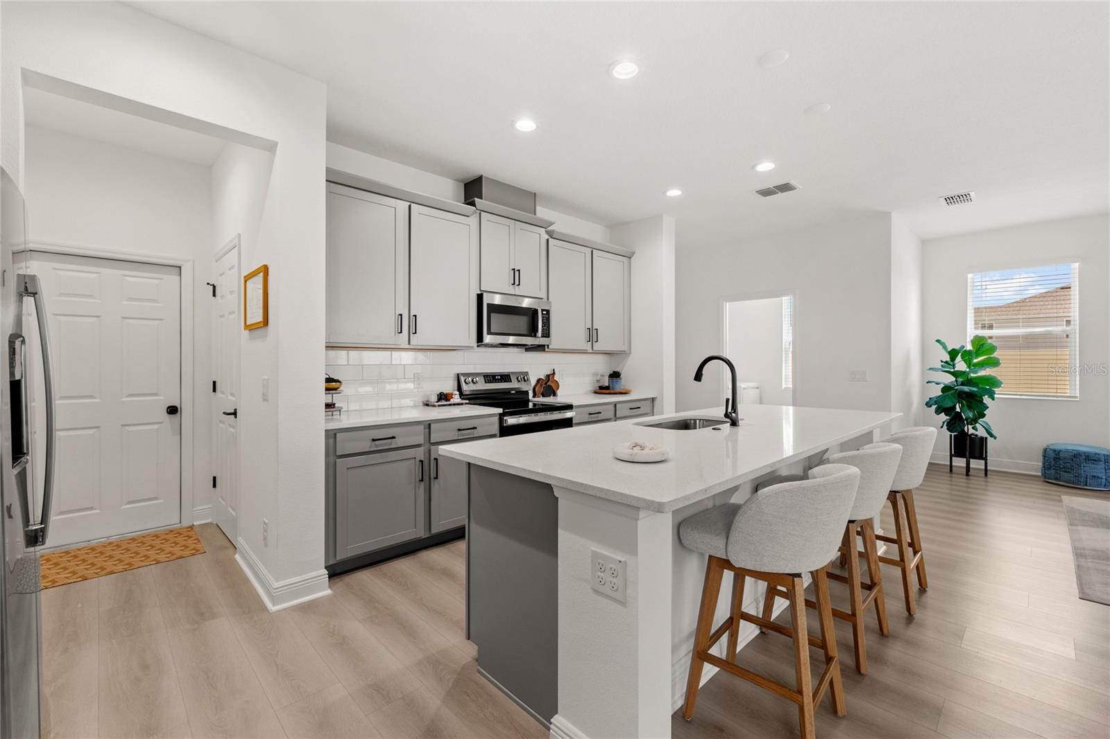 Image 8 of 47 For 14667 Erice Avenue