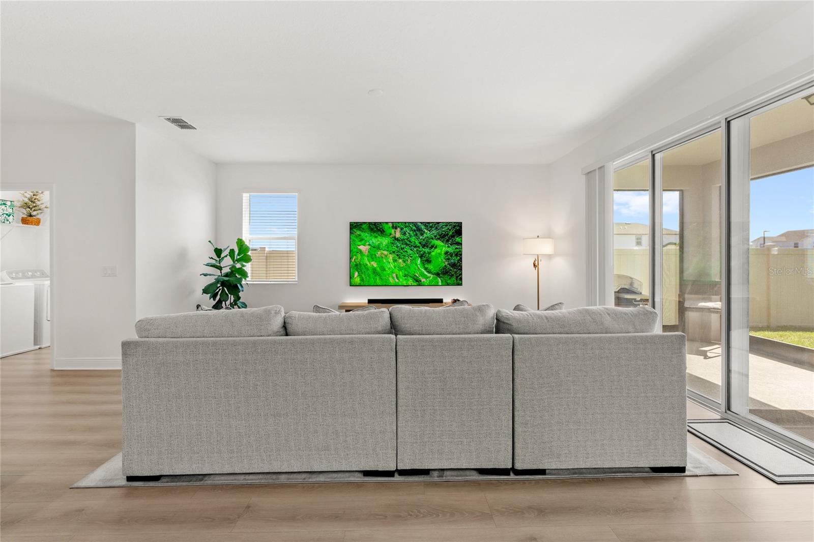 Image 9 of 47 For 14667 Erice Avenue