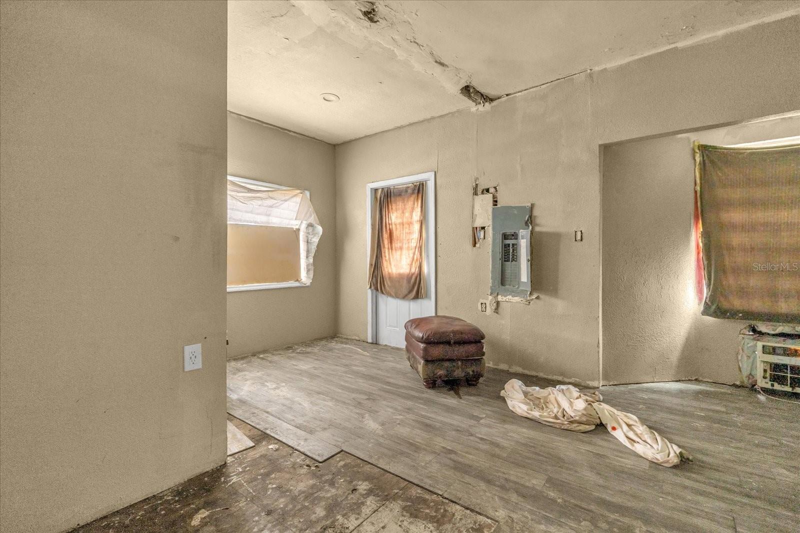 Image 8 of 20 For 122 Smith Avenue