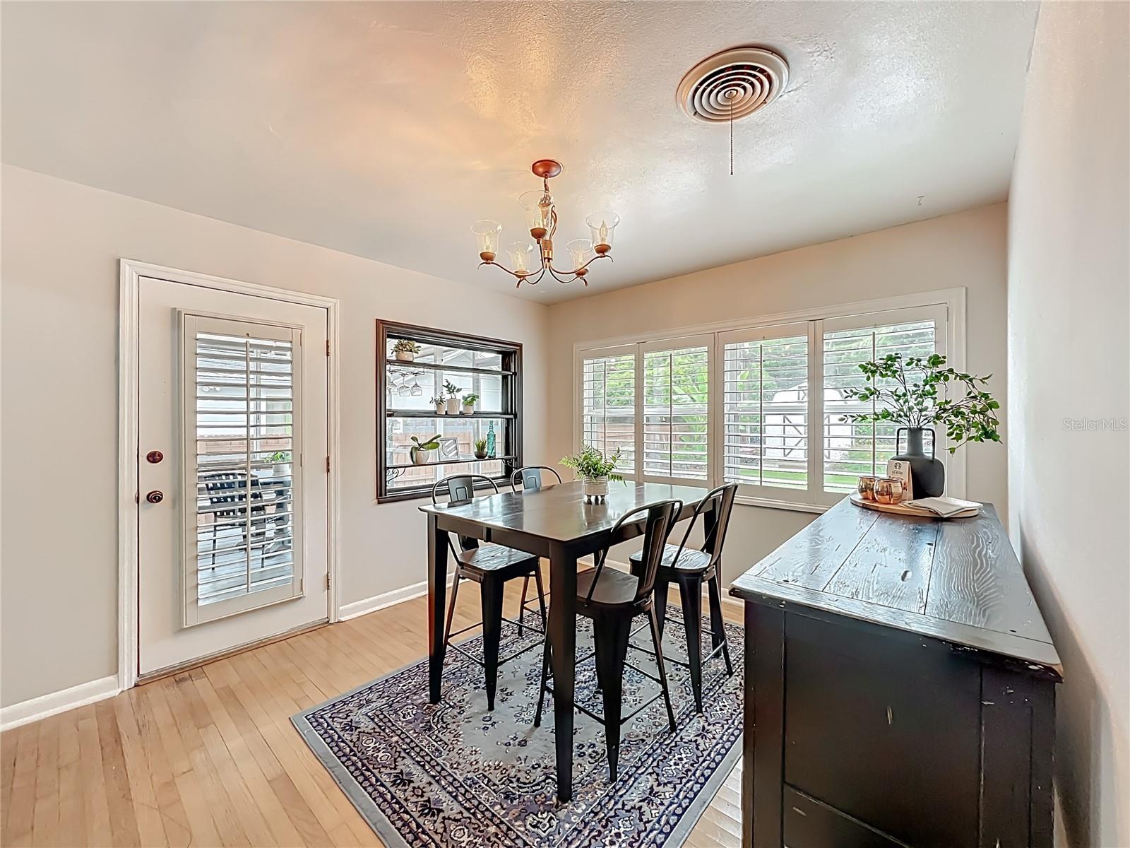 Image 18 of 74 For 825 Smith Street