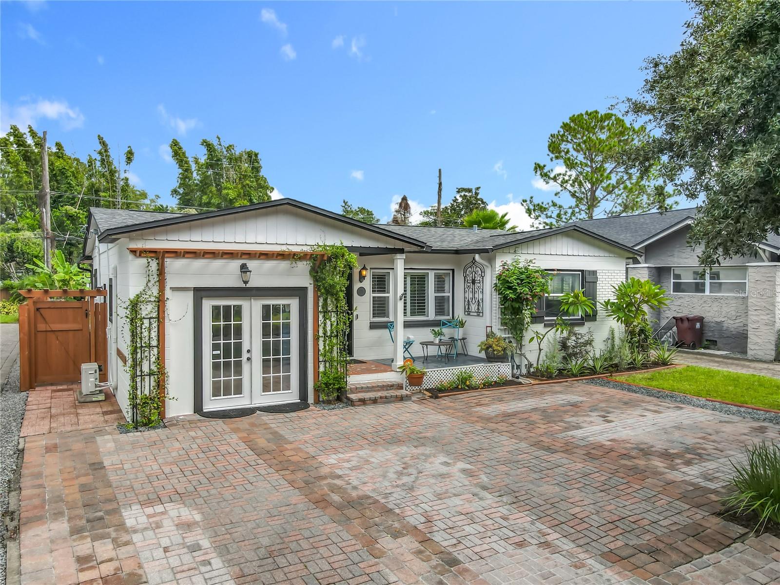 Image 3 of 74 For 825 Smith Street
