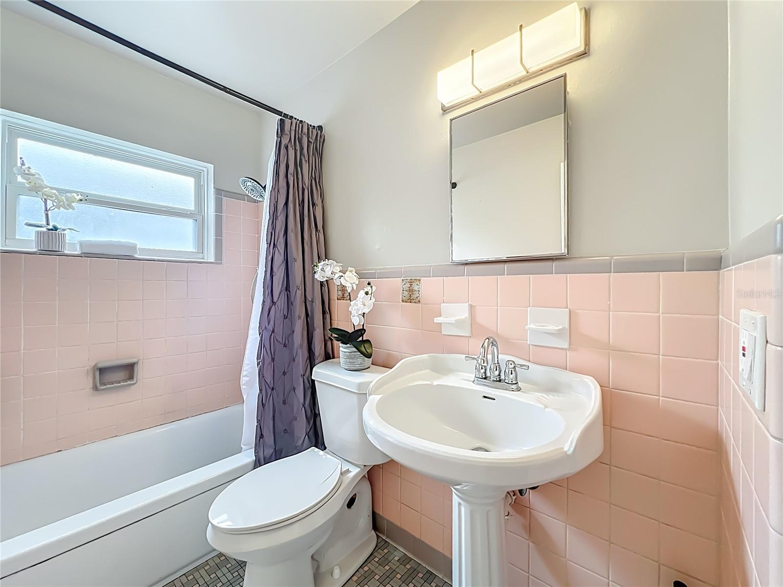 Image 33 of 74 For 825 Smith Street