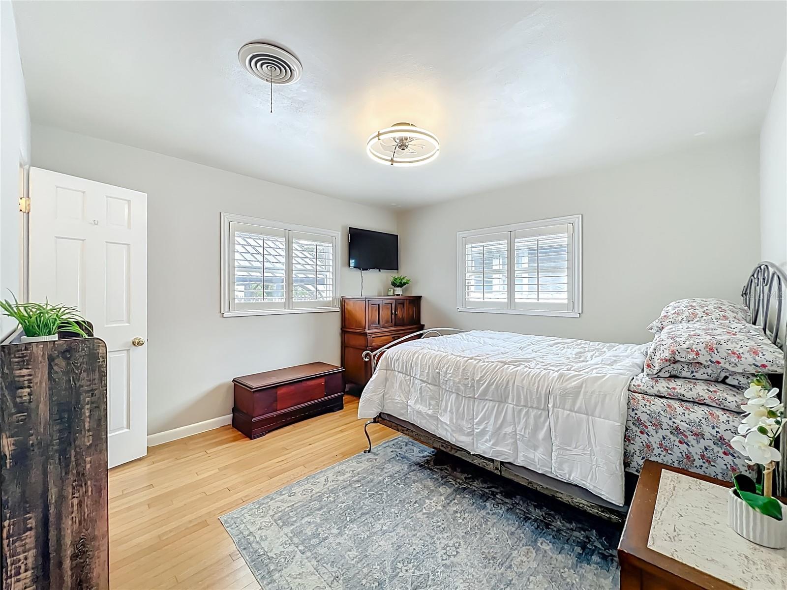 Image 34 of 74 For 825 Smith Street