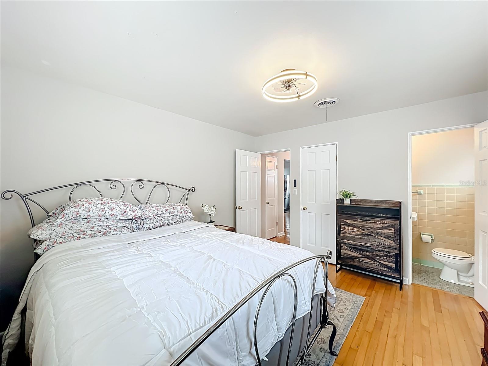 Image 37 of 74 For 825 Smith Street