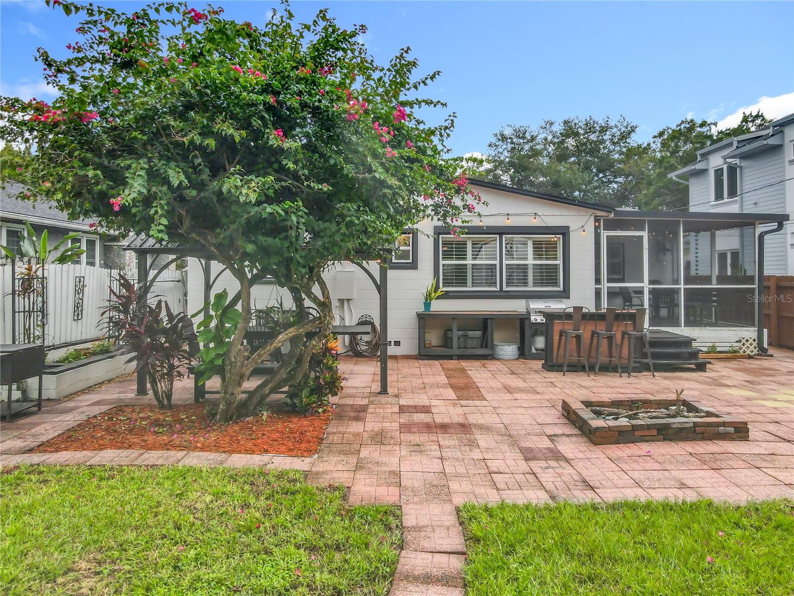 Image 63 of 74 For 825 Smith Street
