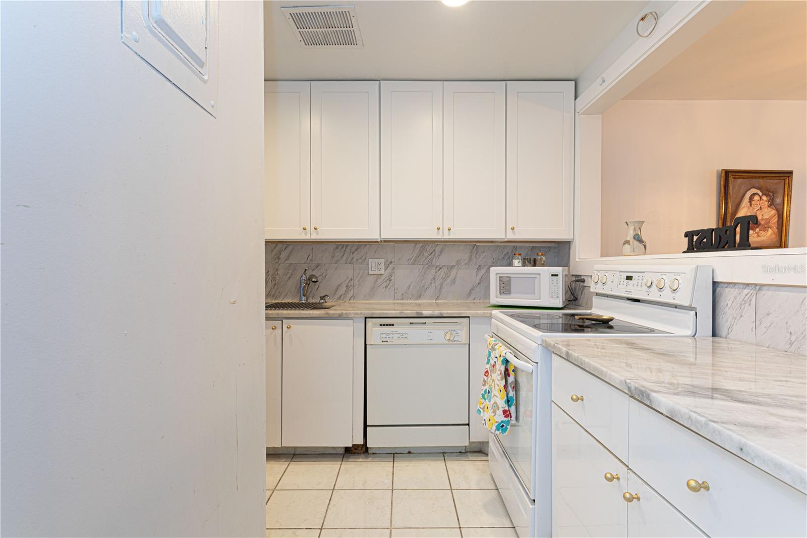 Image 20 of 57 For 1421 19th Terrace 102