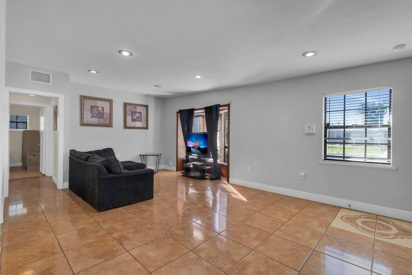 Image 4 of 25 For 11531 Cameron Street