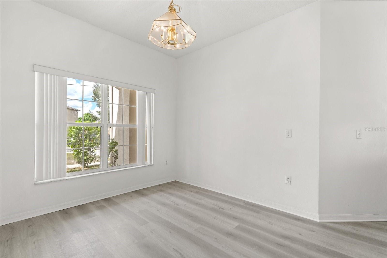 Image 6 of 40 For 521 Bromley Court