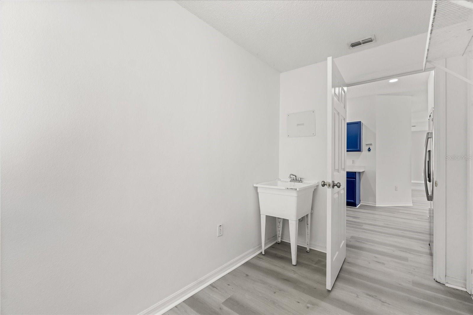 Image 8 of 40 For 521 Bromley Court
