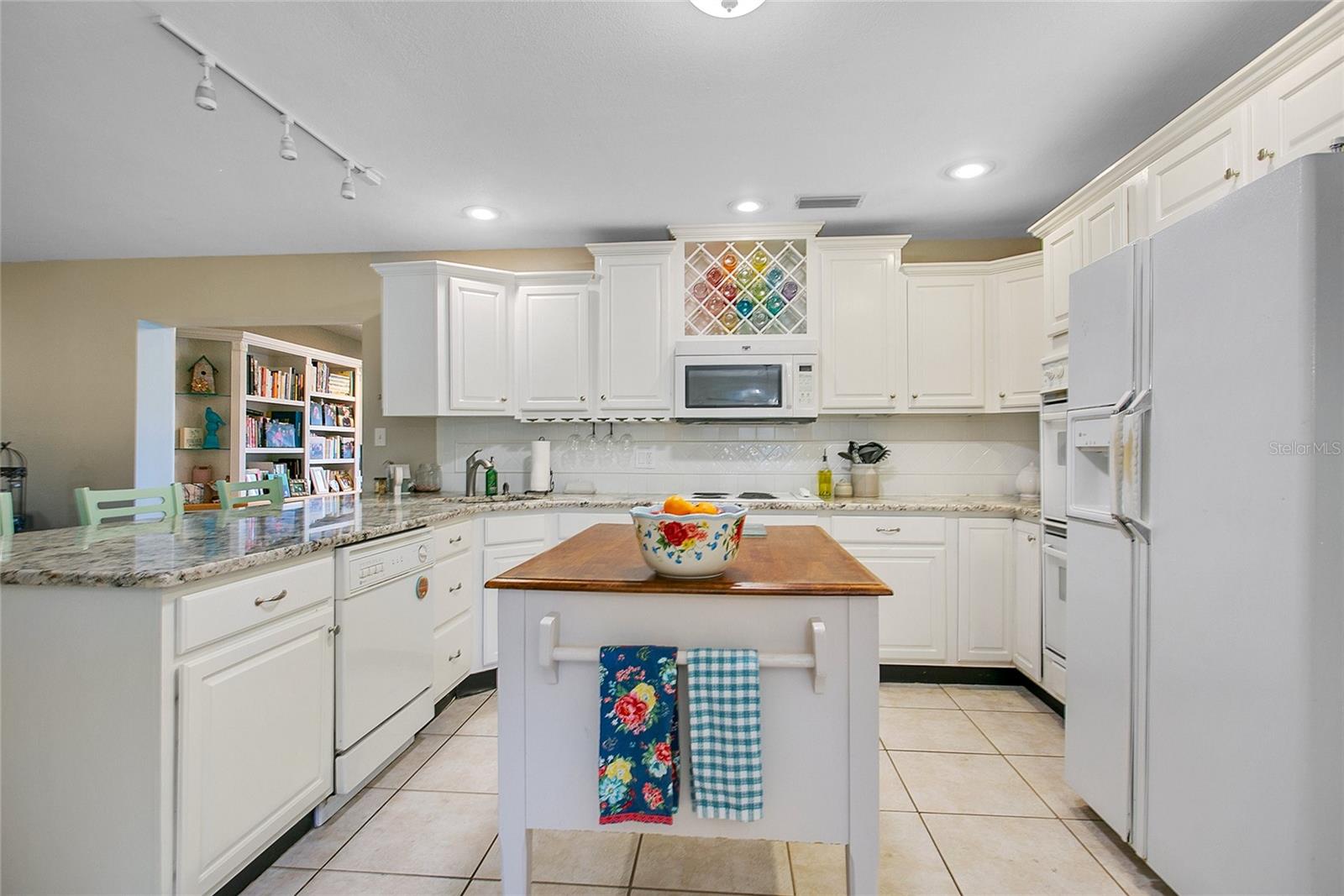 Image 12 of 33 For 726 Albertson Place