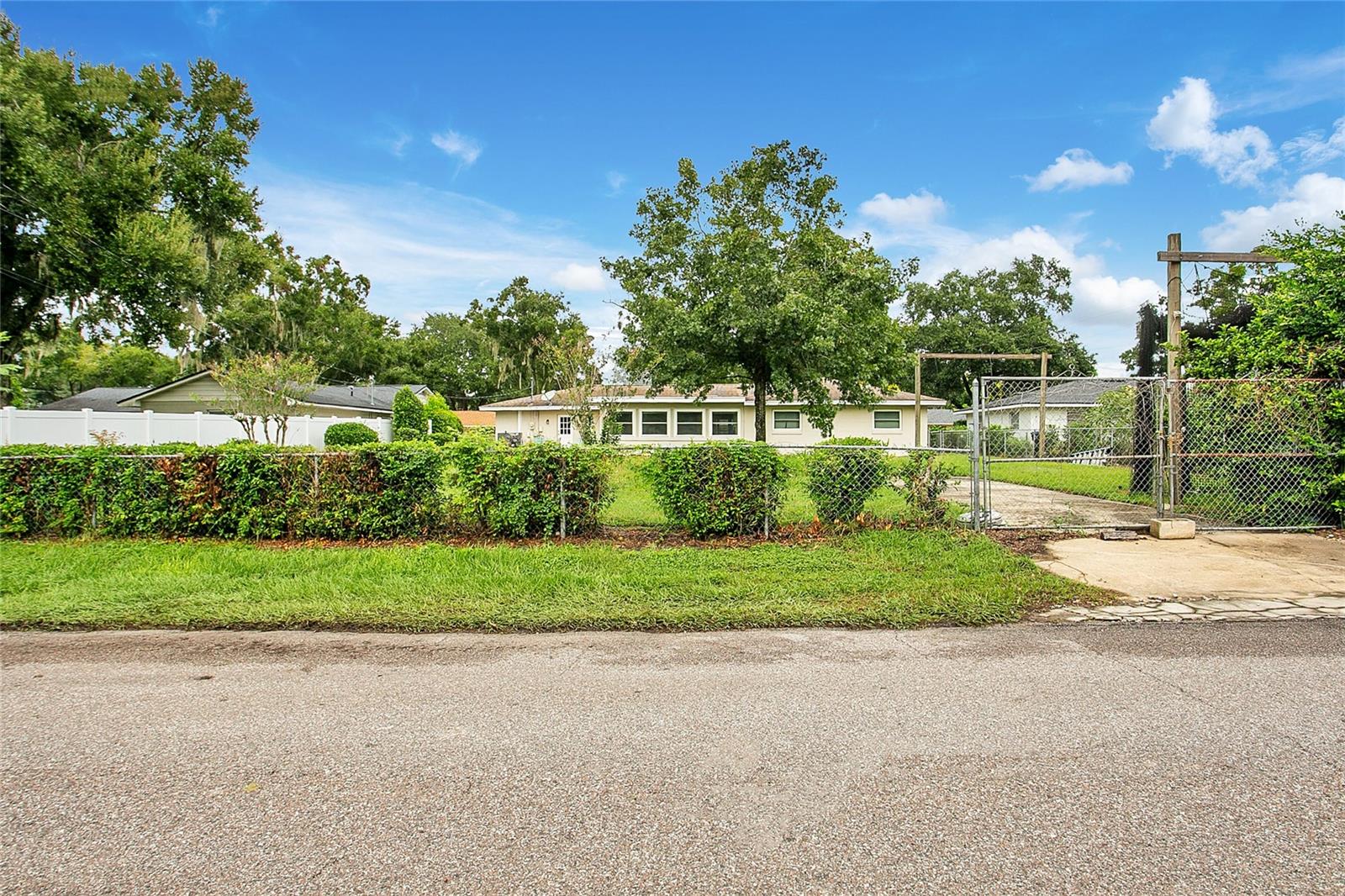 Image 30 of 33 For 726 Albertson Place