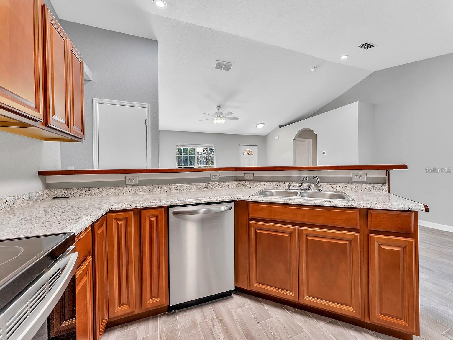 Image 10 of 27 For 2008 Central Parkway