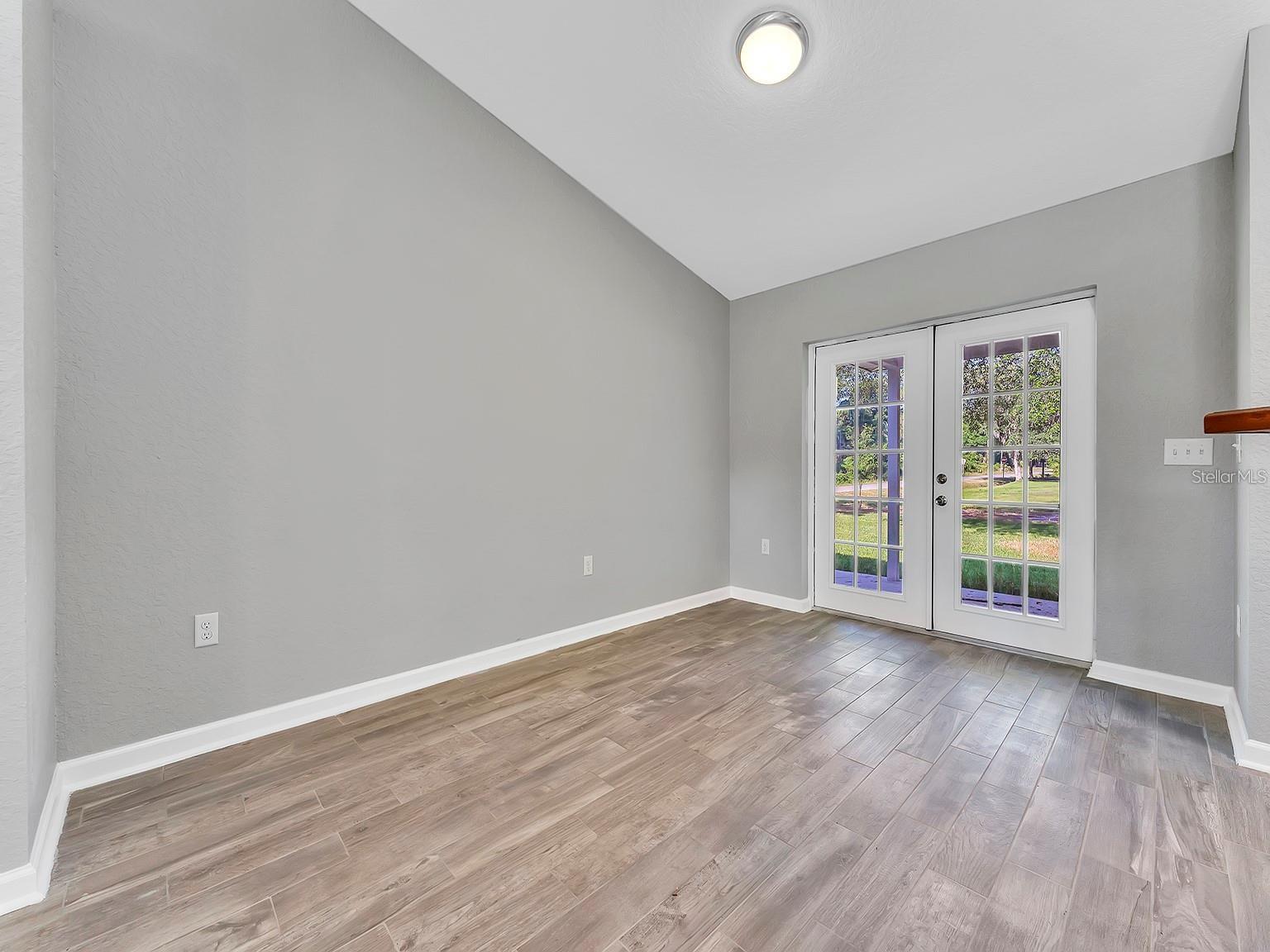 Image 6 of 27 For 2008 Central Parkway