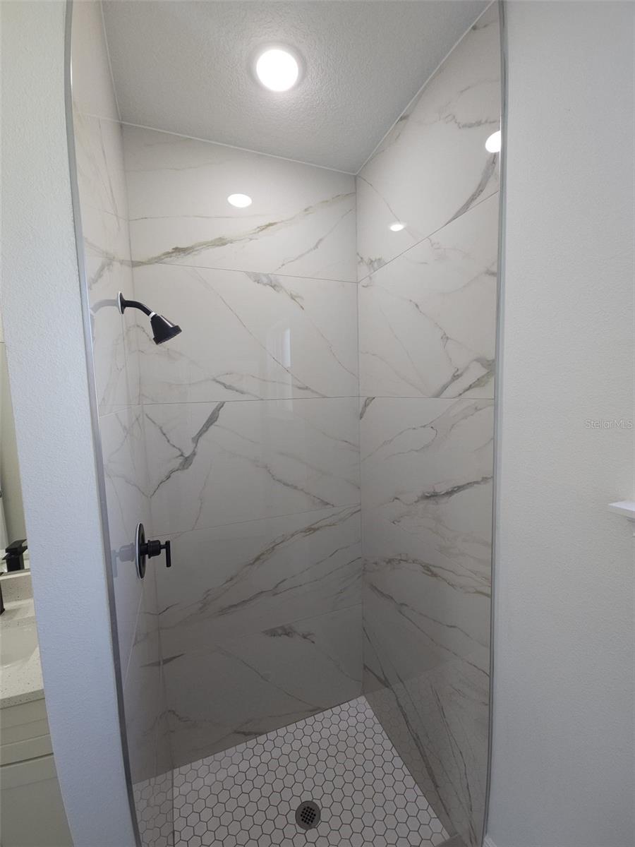 Listing photo id 15 for 7169 Tallwood Drive