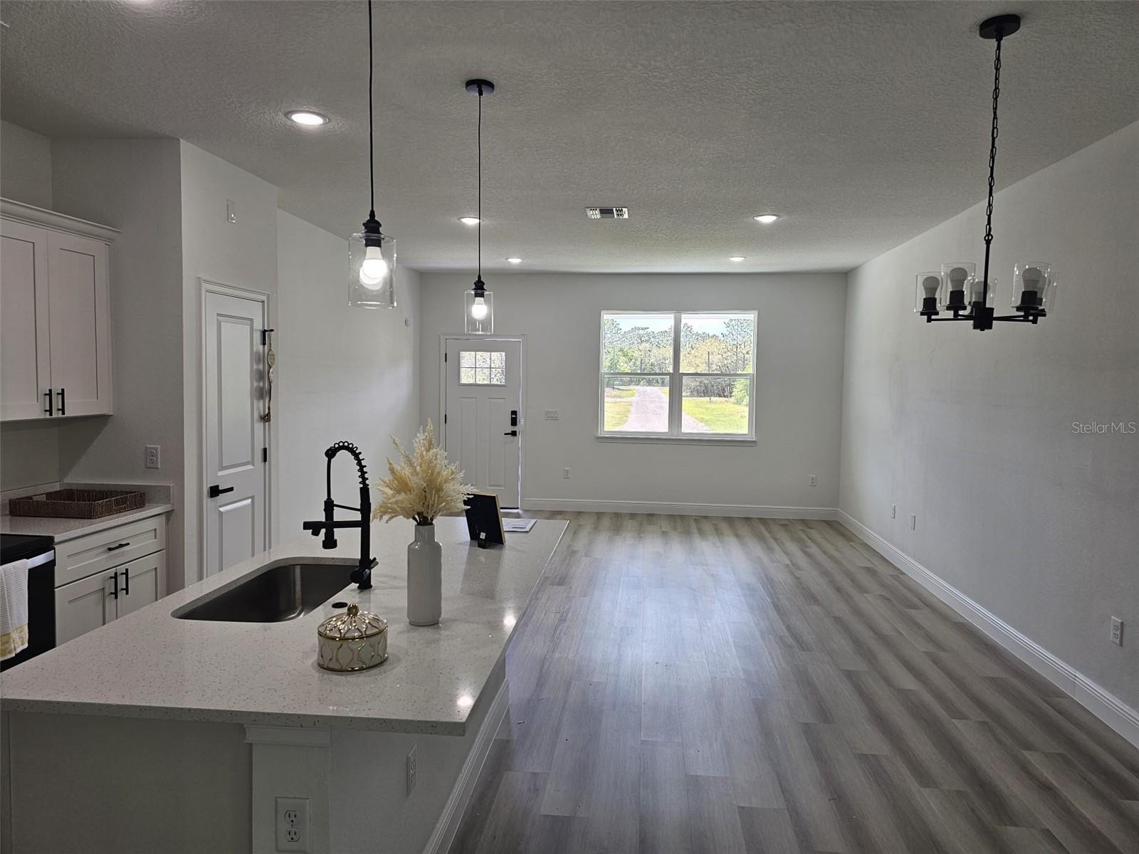 Listing photo id 2 for 7169 Tallwood Drive