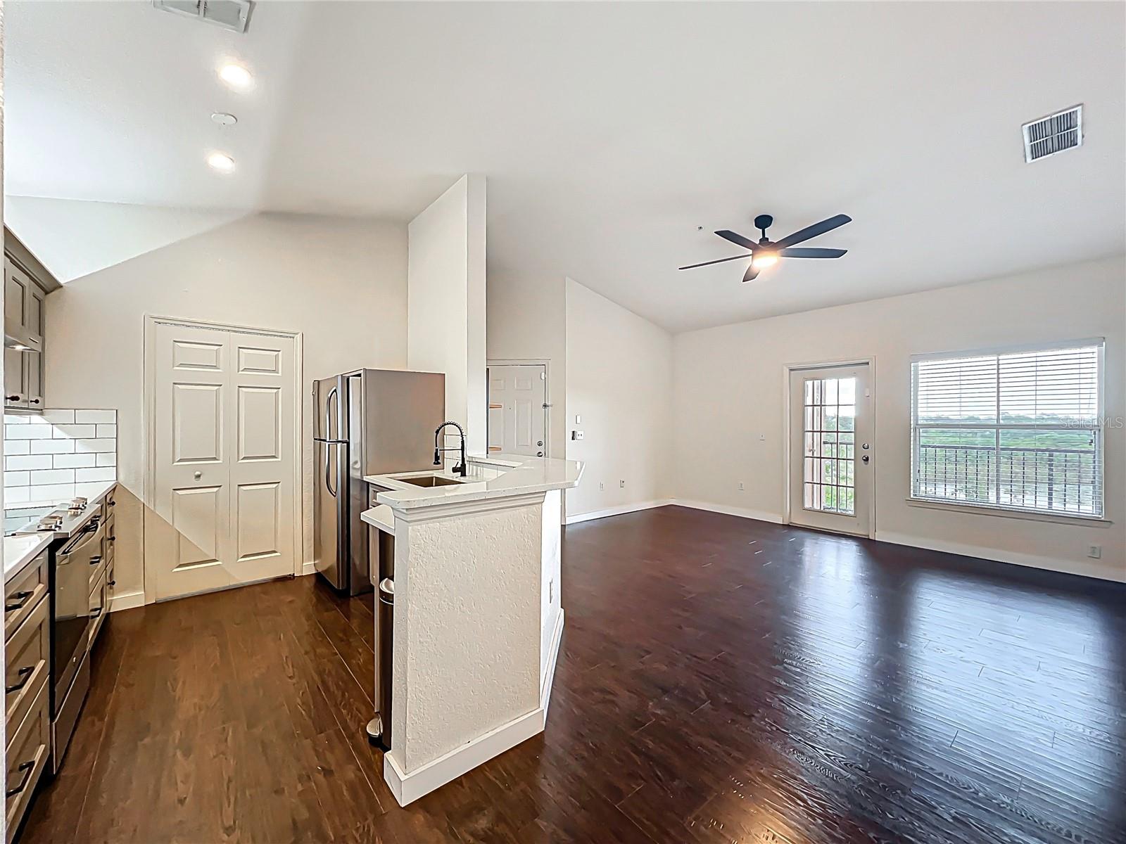 Image 18 of 52 For 6059 Westgate Drive 433