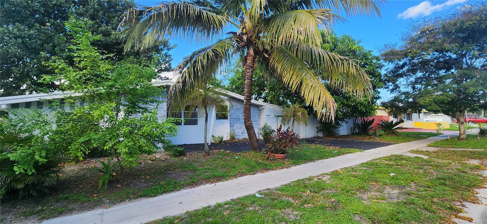 Listing photo id 2 for 7945 Lasalle Boulevard