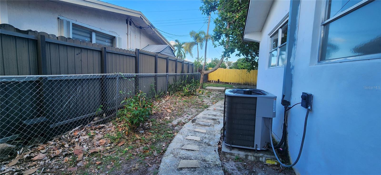 Listing photo id 3 for 7945 Lasalle Boulevard