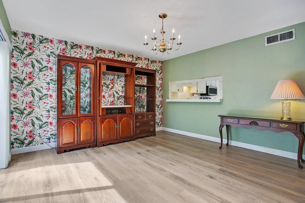 Image 7 of 42 For 406 Meadowood Boulevard