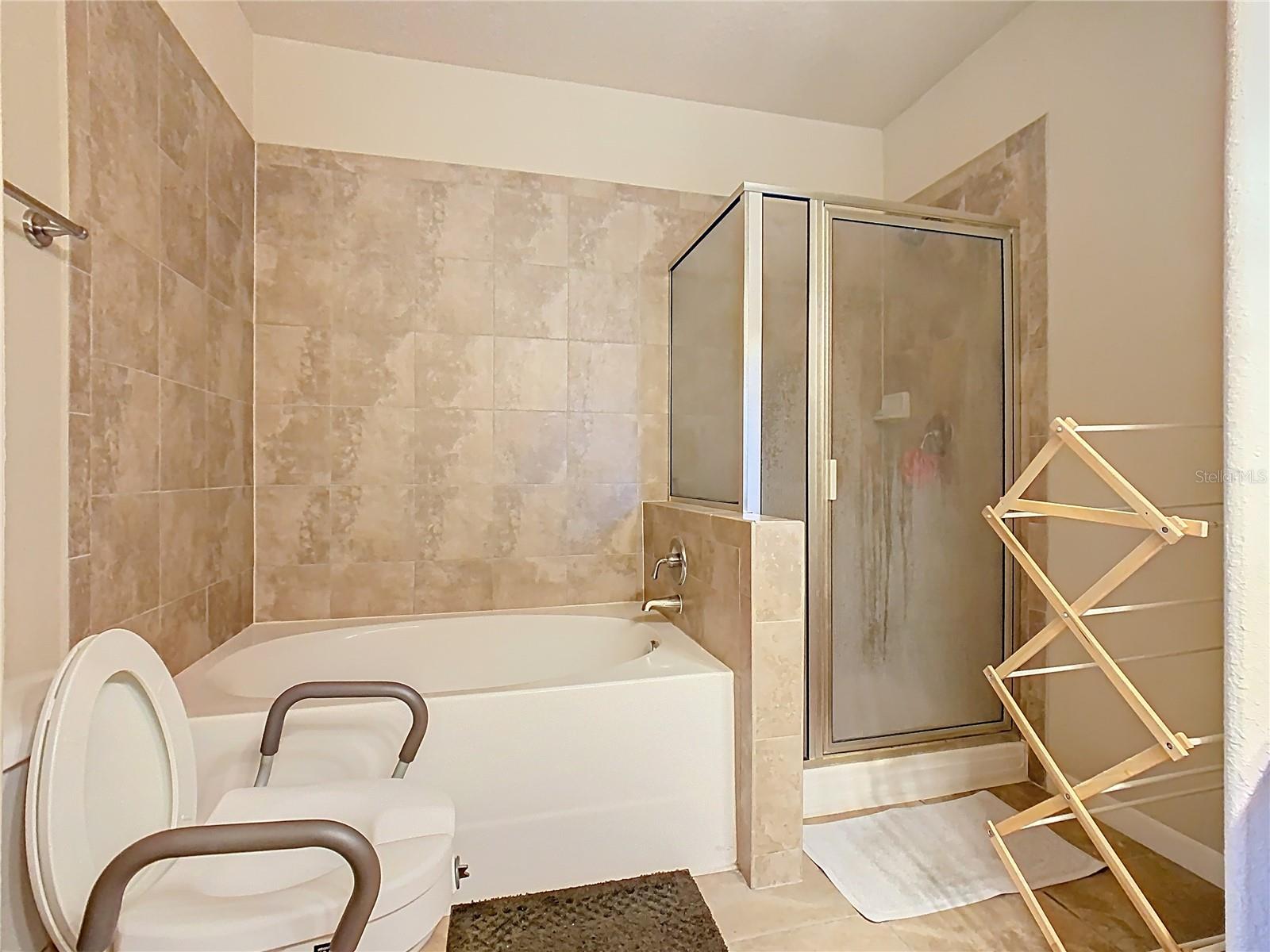 Image 15 of 23 For 907 Charo Parkway 911