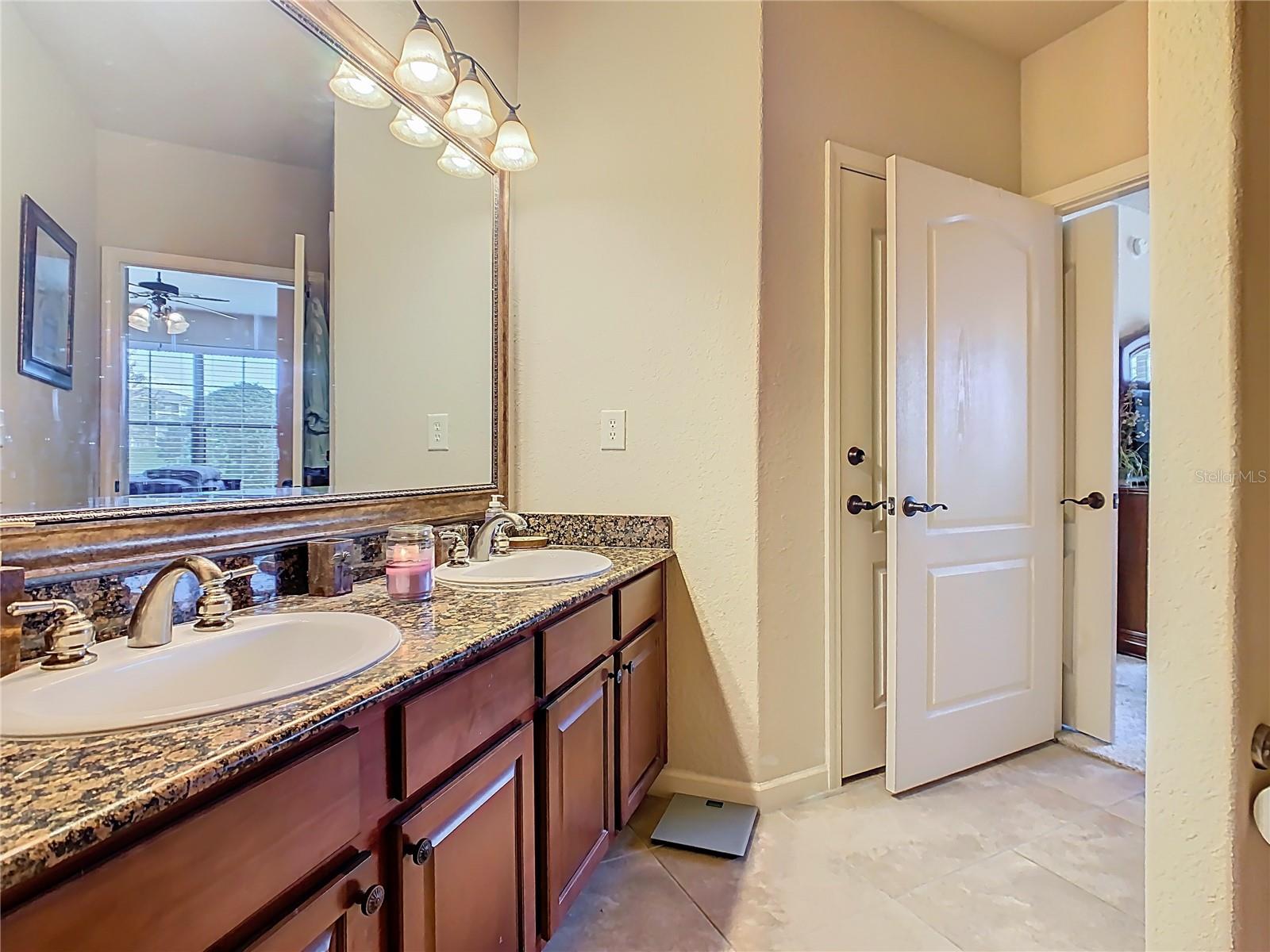 Image 16 of 23 For 907 Charo Parkway 911