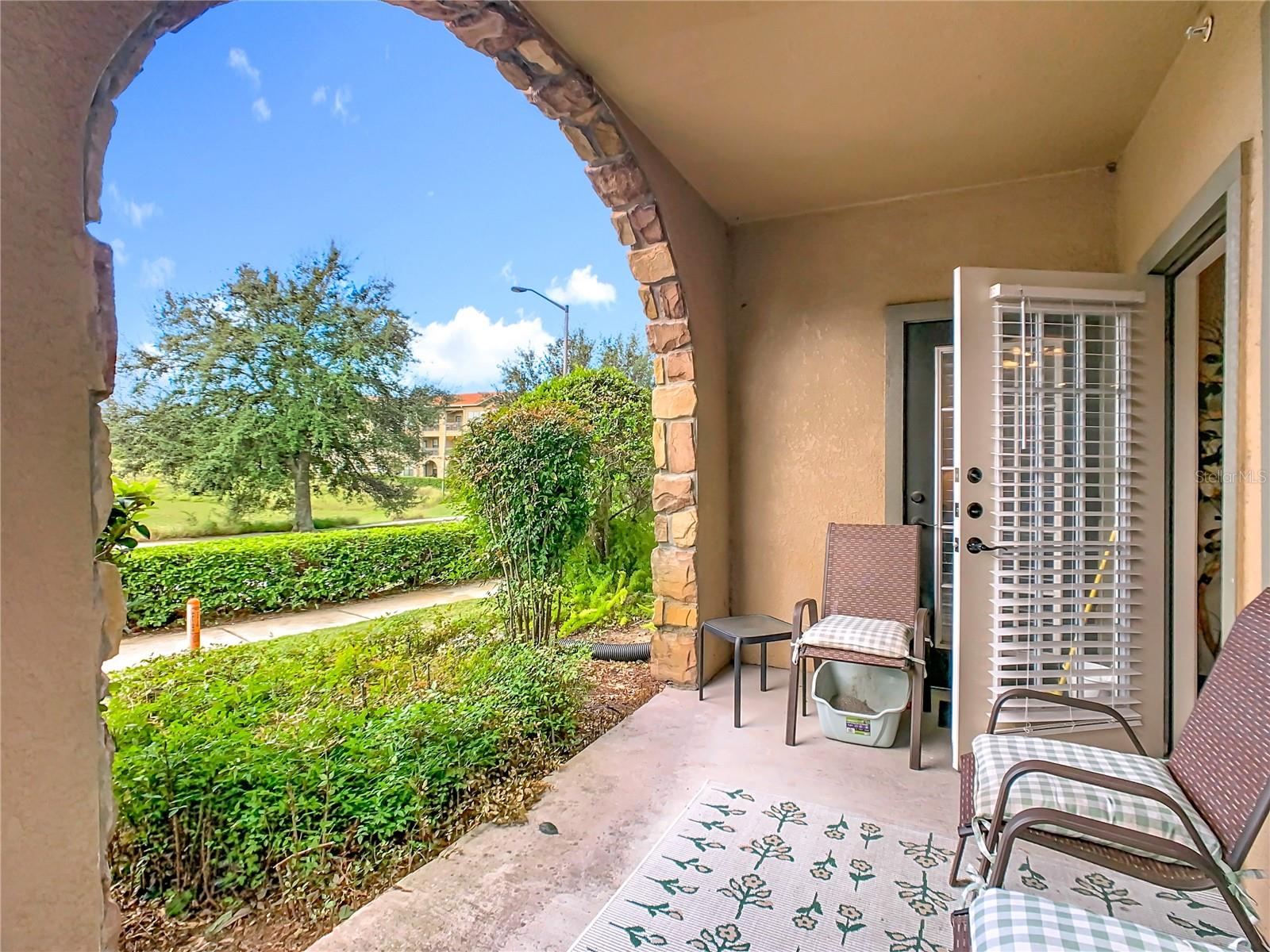 Image 18 of 23 For 907 Charo Parkway 911