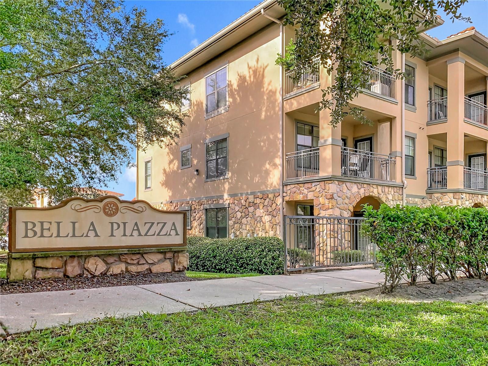 Image 20 of 23 For 907 Charo Parkway 911