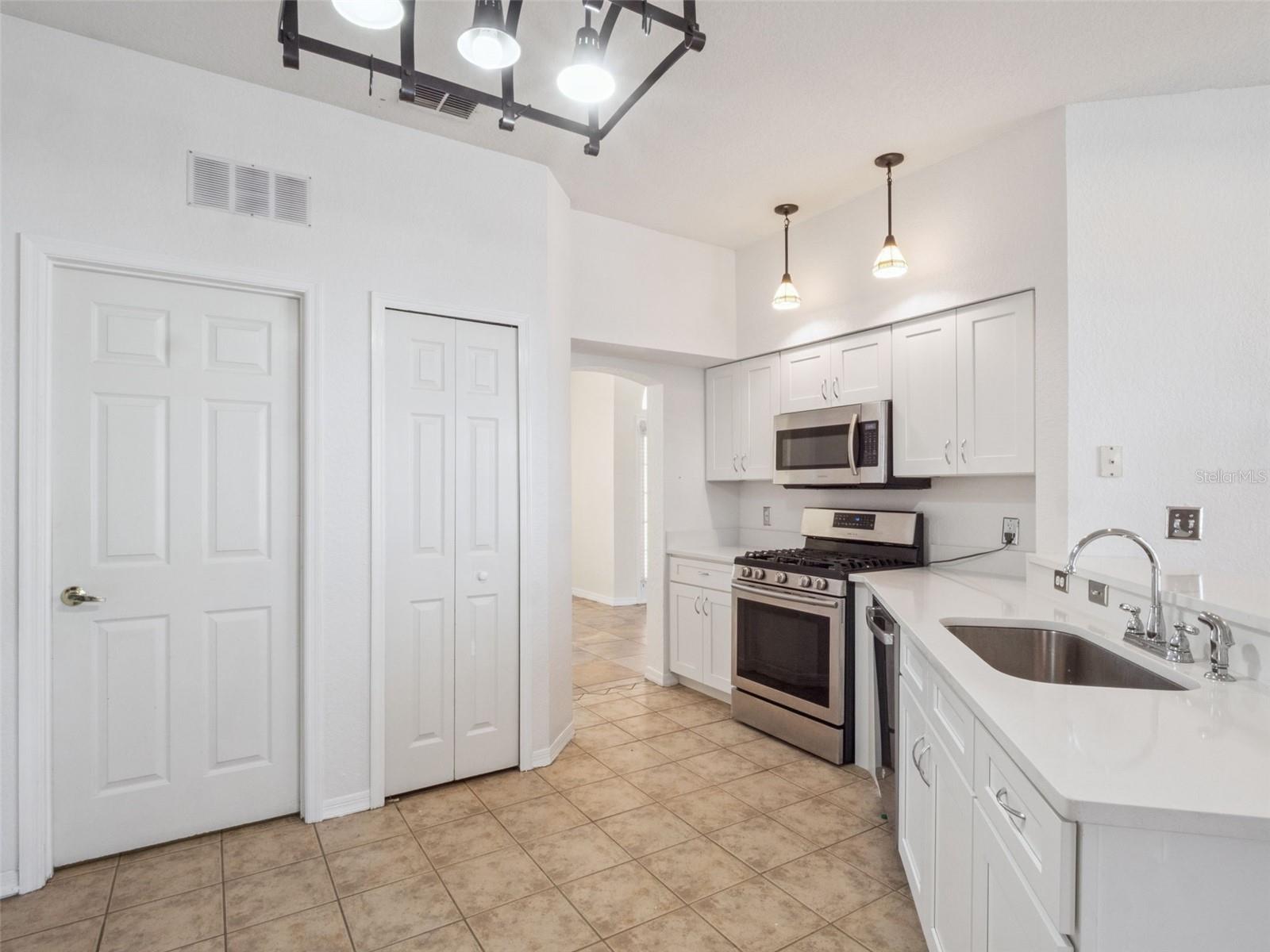 Image 22 of 45 For 808 High Pointe Circle