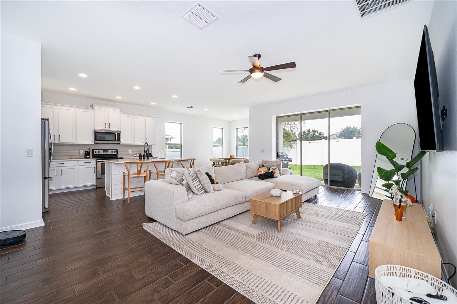 Image 2 of 29 For 2022 Redbay Avenue