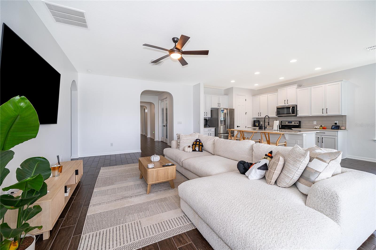 Image 4 of 29 For 2022 Redbay Avenue