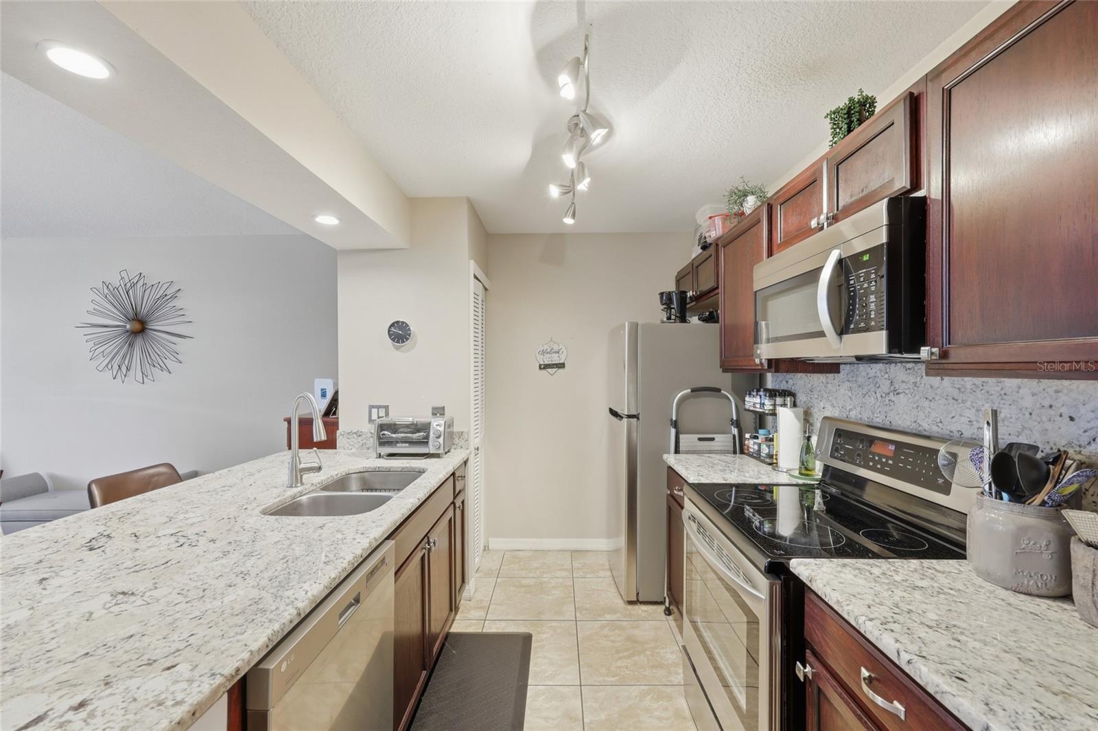 Image 15 of 30 For 8718 Rain Forest Place C