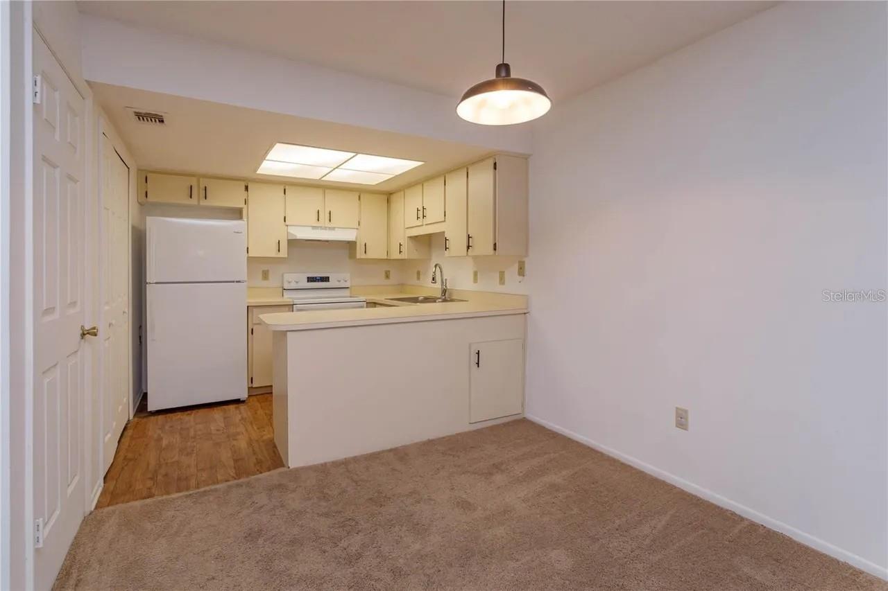 Image 4 of 24 For 68 Windtree Lane 201