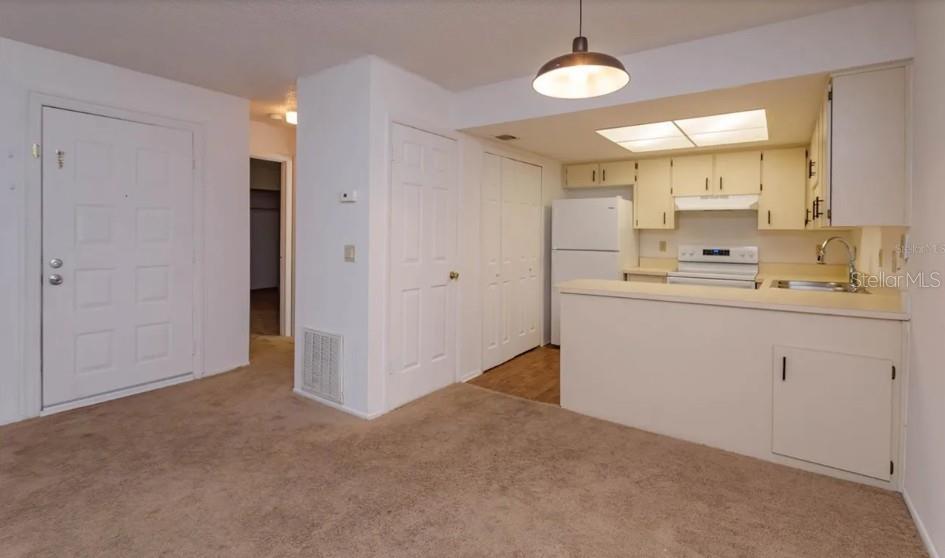 Image 7 of 24 For 68 Windtree Lane 201