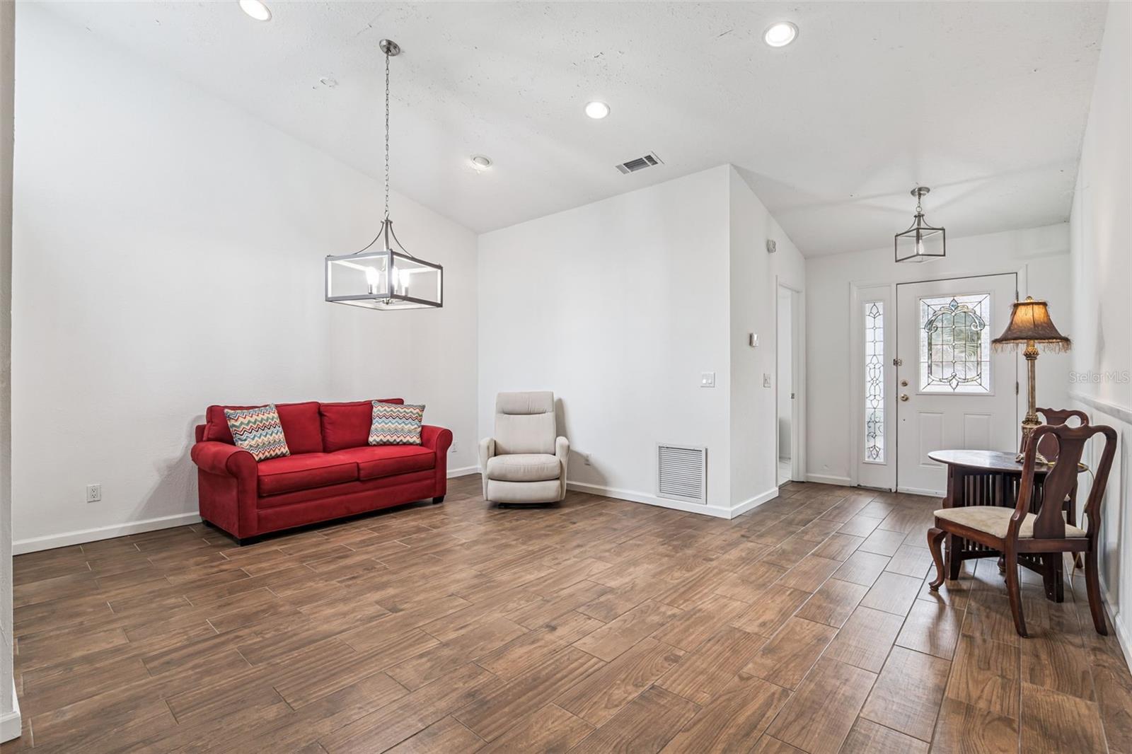 Image 7 of 19 For 1256 Pin Oak Drive