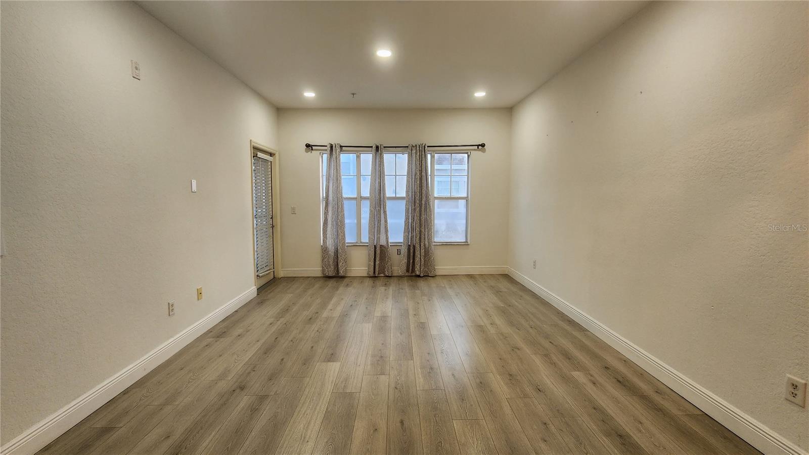 Image 14 of 32 For 2316 Grand Central Parkway 10